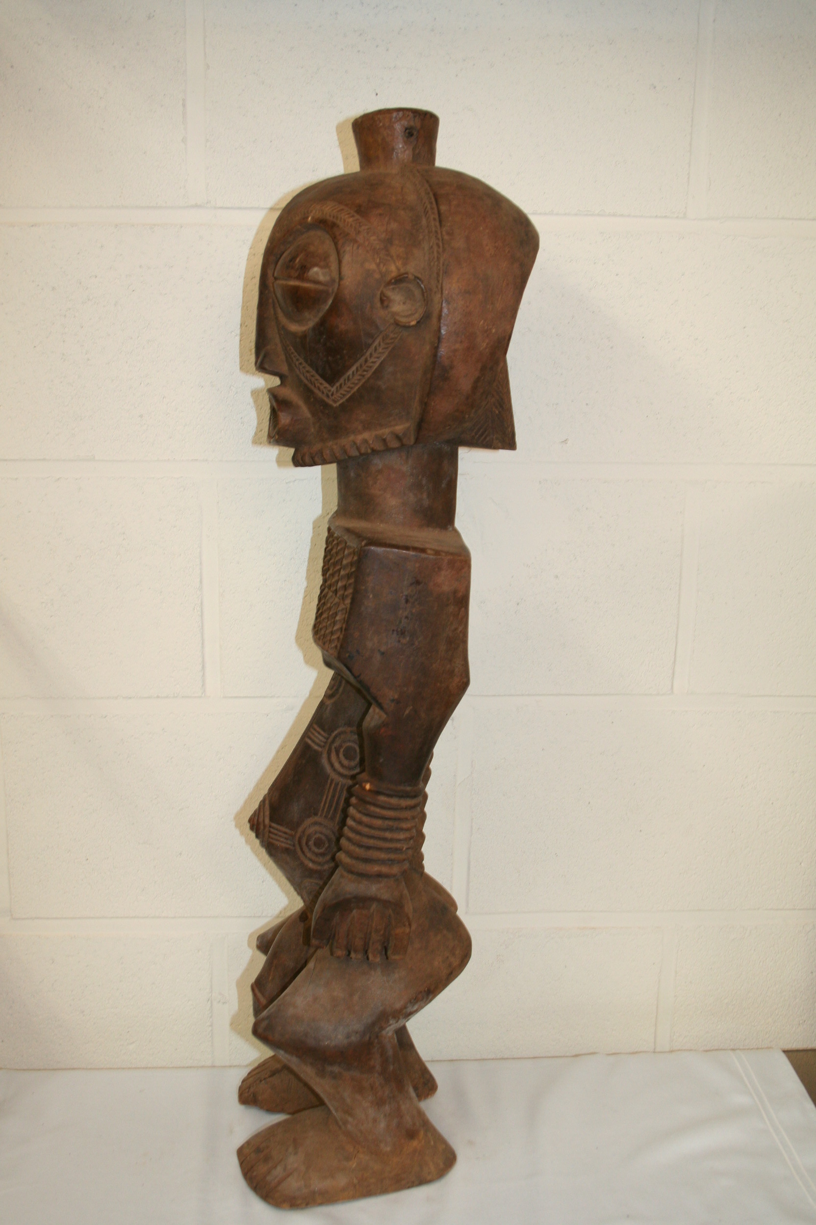 Boyo (statue 77 cm.)), d`afrique : R.D. du Congo, statuette Boyo (statue 77 cm.)), masque ancien africain Boyo (statue 77 cm.)), art du R.D. du Congo - Art Africain, collection privées Belgique. Statue africaine de la tribu des Boyo (statue 77 cm.)), provenant du R.D. du Congo, 1616 Très belle statue Boyo h.77cm.Une tête ronde de taille exagérée avec des yeux globuleux,des petites jambes.Les motifs circulaires sont omniprésent dans les statues Boyo Les statues sont gardées dans des cases spéciales et montrées par serie de cinq ou plus et étaient placées en rang
milieu de 20eme sc.. art,culture,masque,statue,statuette,pot,ivoire,exposition,expo,masque original,masques,statues,statuettes,pots,expositions,expo,masques originaux,collectionneur d`art,art africain,culture africaine,masque africain,statue africaine,statuette africaine,pot africain,ivoire africain,exposition africain,expo africain,masque origina africainl,masques africains,statues africaines,statuettes africaines,pots africains,expositions africaines,expo africaines,masques originaux  africains,collectionneur d`art africain